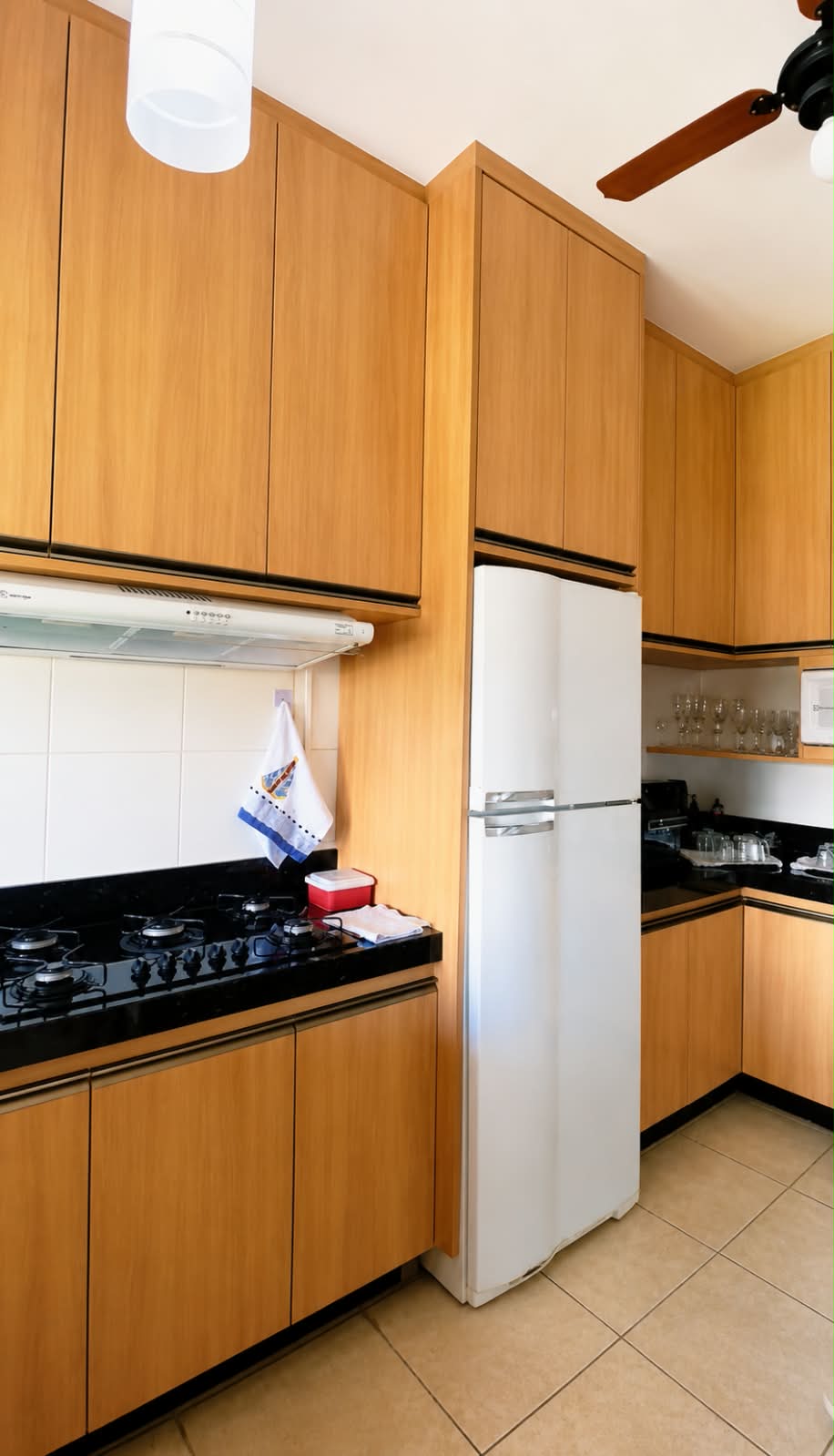 Cozinha planejada com armários de madeira clara